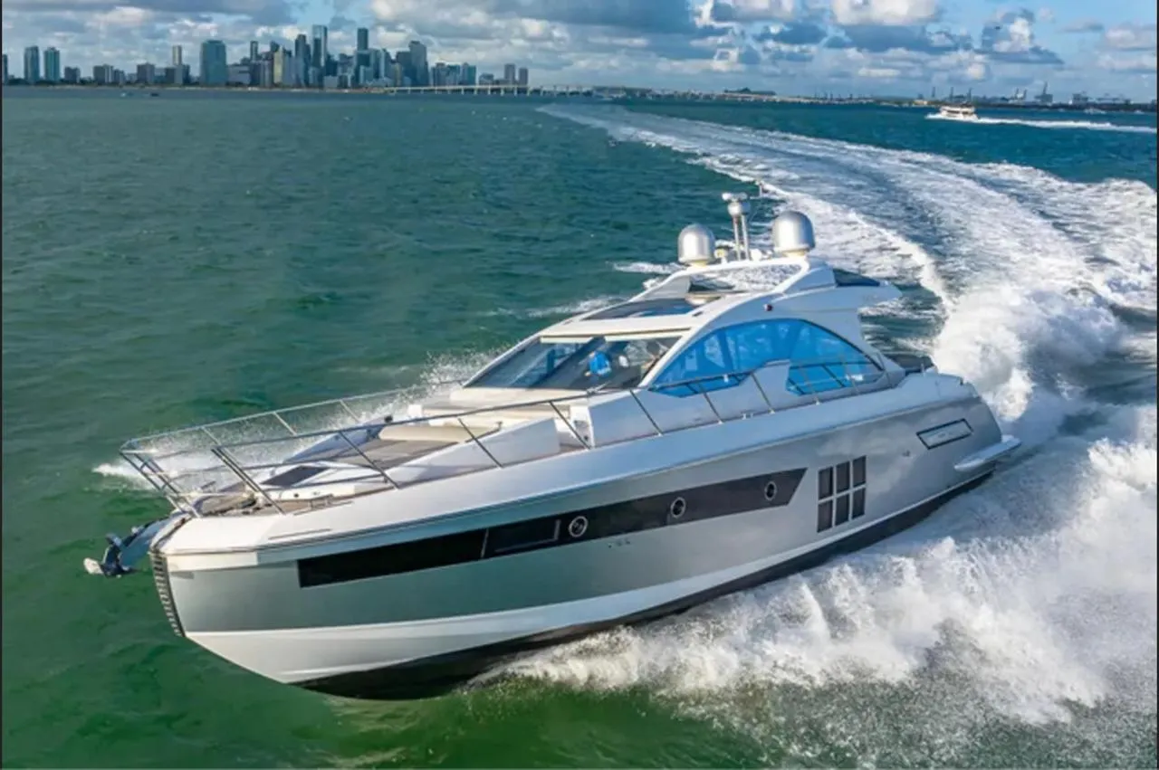 2015 Azimut 55S — navegando con el skyline de Miami al fondo