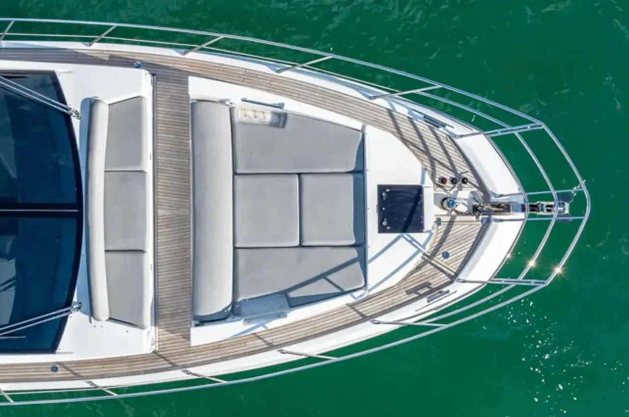 2015 Azimut 55S — bow seen from above