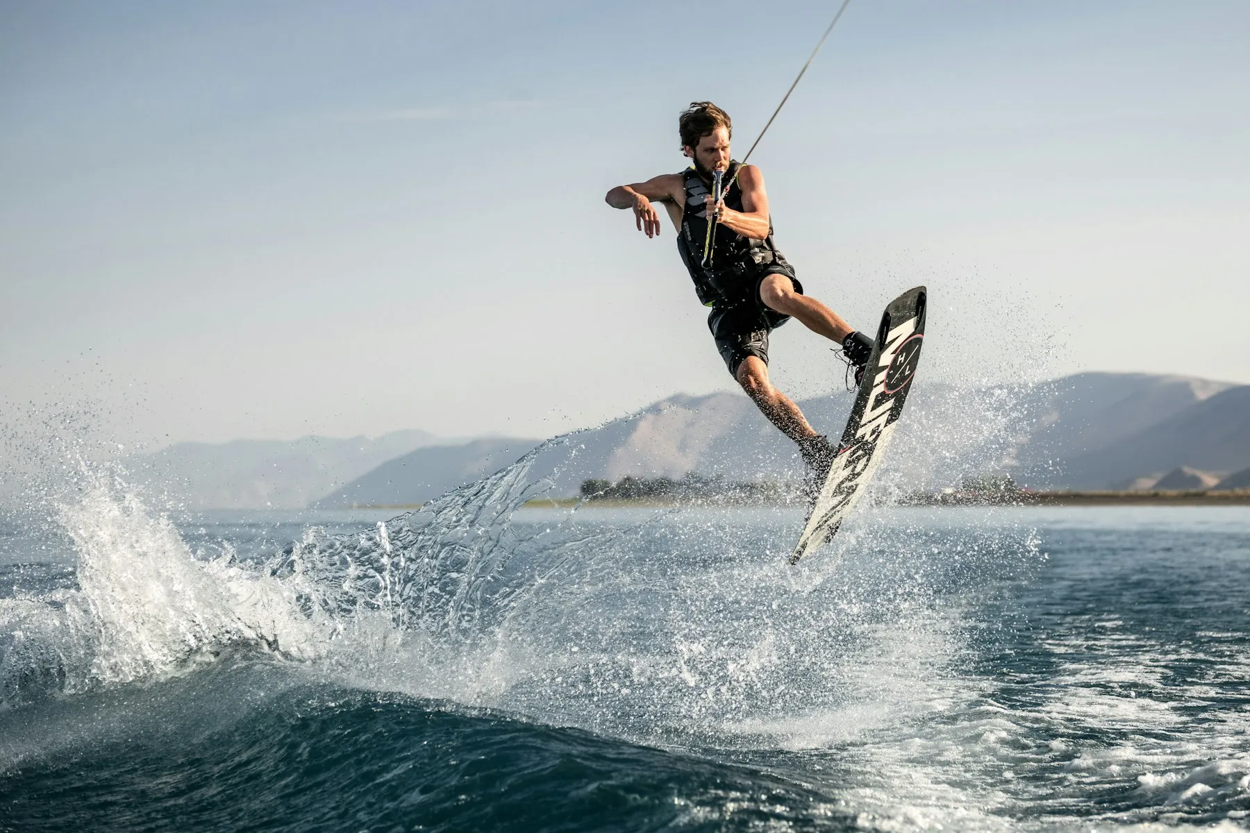 Un wakeboarder en pleno salto detrás de un barco