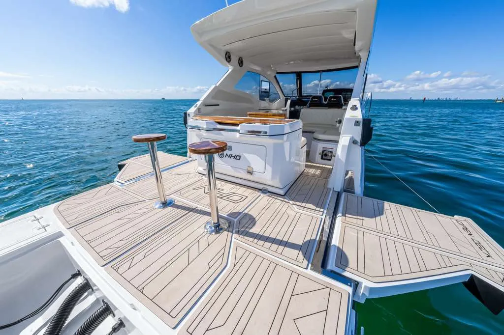 2025 NHD 365 HT — teak aft deck with stools