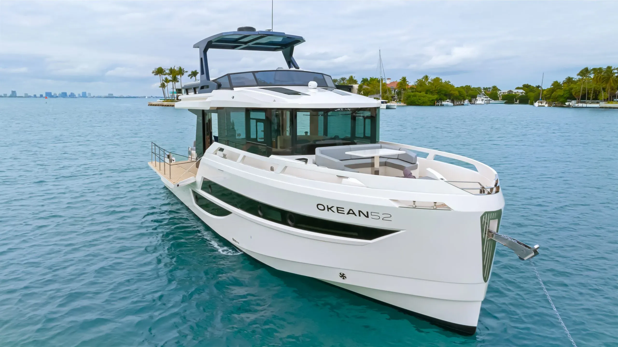 OKEAN 52 — vista 3/4 desde la proa