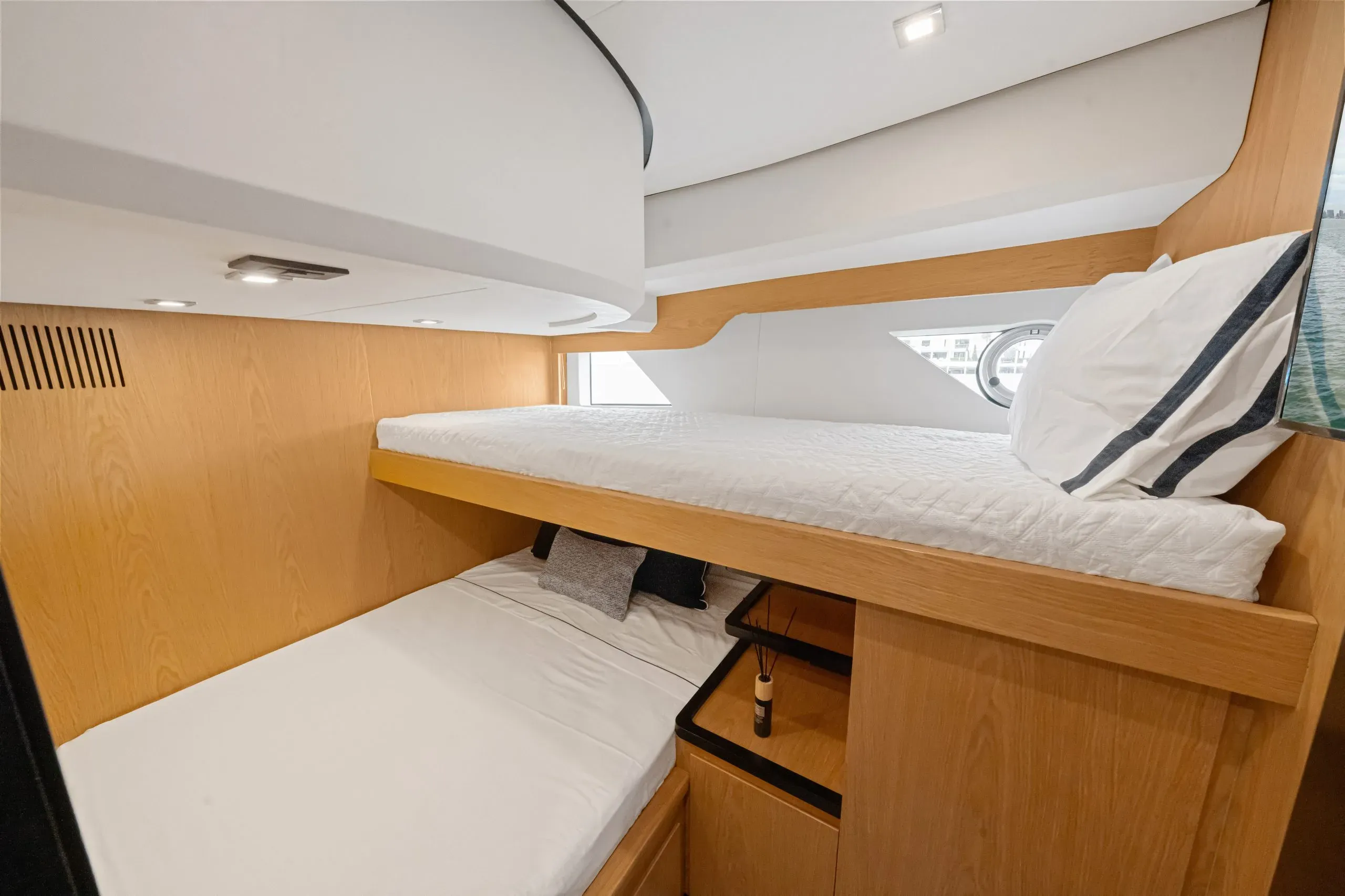 OKEAN 52 — guest cabin
